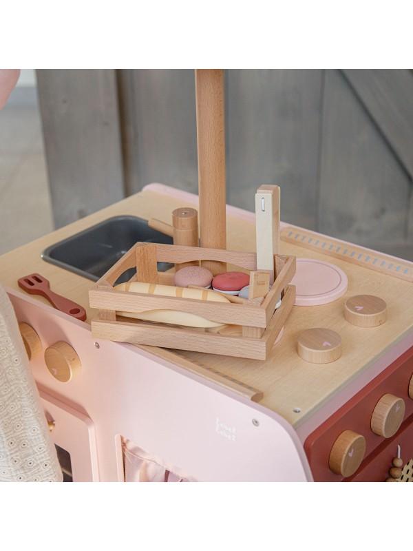 Ontdek de houten baguette set van Label Label. Duurzaam speelgoed dat fantasie prikkelt en perfect past in de kinderkeuken.