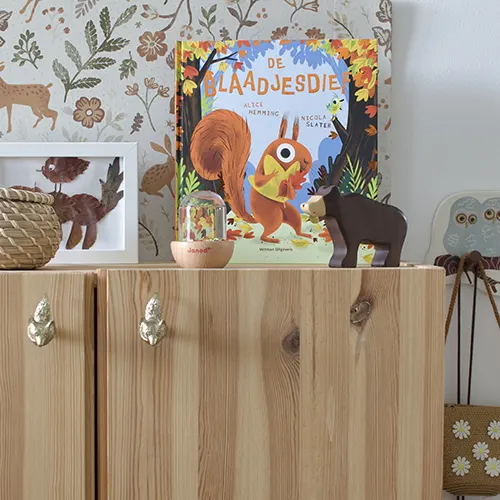 Laat kinderen kennismaken met de magie van herfst door dit vrolijke en warme prentenboek De blaadjesdief van Alice Hemming