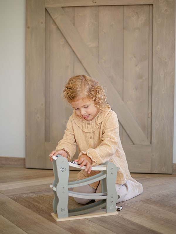 Houten autobaan met rustige kleuren en speels design. Label Label Olive Green, nu verkrijgbaar bij Moonwoods. Gratis verzending vanaf €39