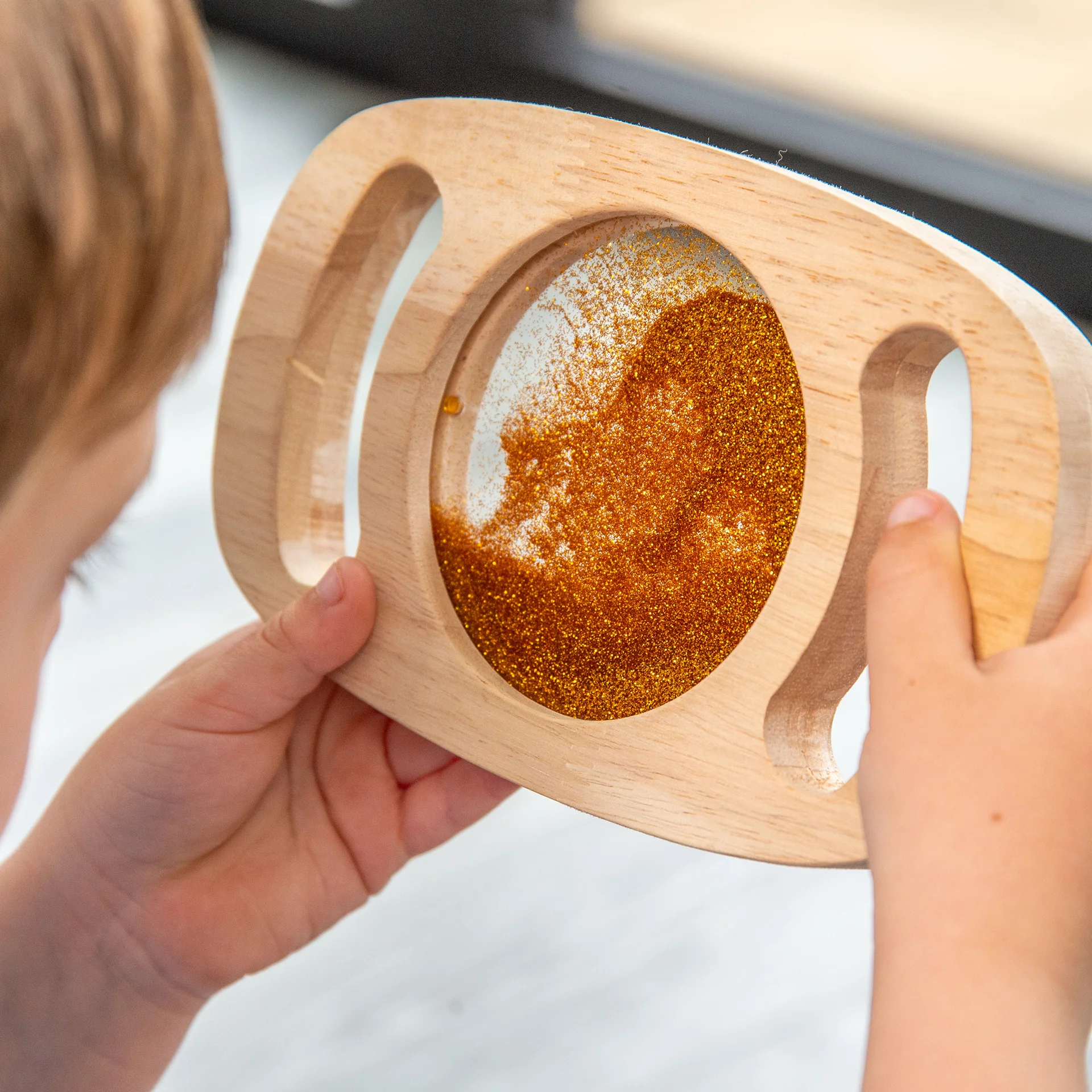 Het gouden glitterpaneel van Tickit is prachtig sensorisch speelgoed dat de zintuigen prikkelt en kinderen helpt tot rust te komen.