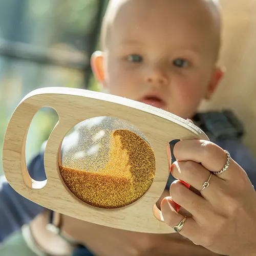 Laat kinderen verwonderen met dit gouden glitterpaneel. Sensorisch speelgoed dat helpt ontspannen onderweg, op reis, én spelenderwijs ontwikkelt.