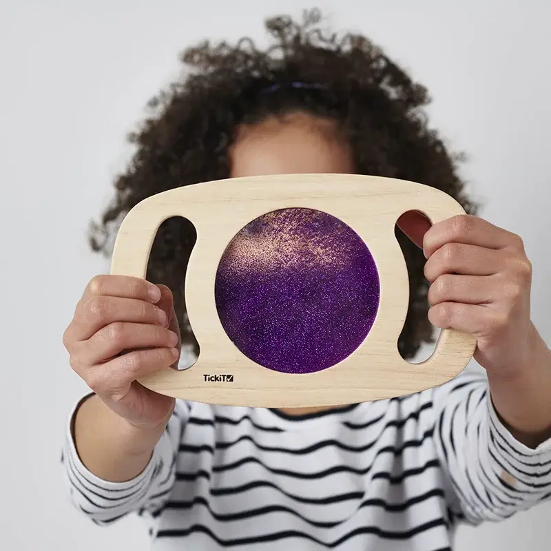 Stimuleer de oogsamenwerking en visuele waarneming met dit prachtige paarse glitterpaneel van Tickit