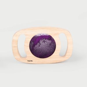 Magisch om naar te kijken: dit paarse glitterpaneel is prachtig sensorisch speelgoed voor jonge kinderen. Ideaal voor ontspanning en ontwikkeling.
