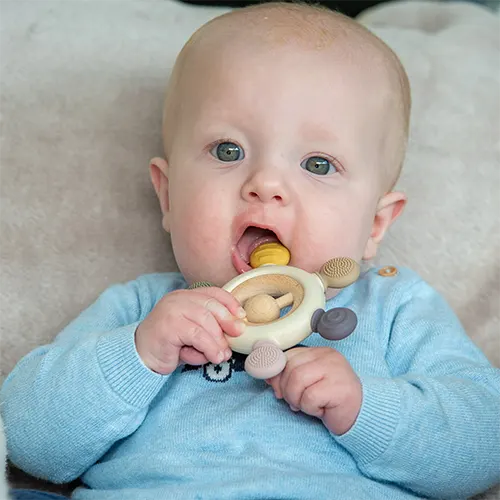 De Tickit SiliSoft bijtring Aarde is ideaal voor baby’s. Zacht siliconen, natuurlijk hout en verschillende structuren maken dit fijn bijtspeelgoed.