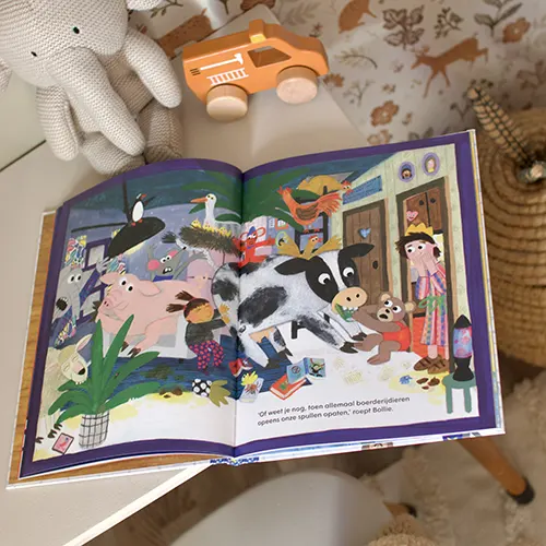 Laat je verrassen door Daar gaan we weer! van Loes Riphagen. Een kleurrijk prentenboek om samen te bekijken, te lezen en steeds iets nieuws te ontdekken.