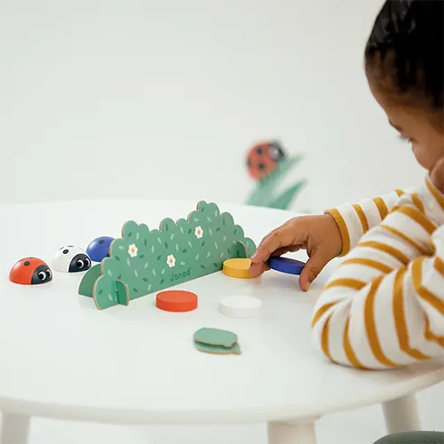 Op zoek naar een eerste memory spel? Ontdek de Lieveheersbeestjes van Janod. Twee niveaus en volop speelplezier vanaf 2 jaar.