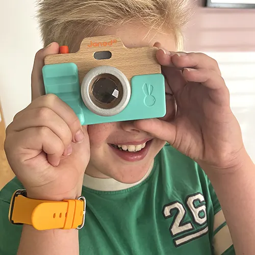 Koop de houten speelgoed camera van Janod bij Moonwoods. Een leuk cadeau voor kinderen vanaf 18 maanden