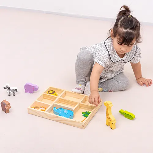 Houten safari dieren in een handige box van New Classic Toys. Perfect voor fantasierijk, open einde spel. Ga mee op avontuur!