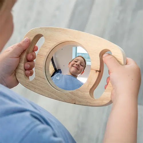 Op zoek naar bijzonder sensorisch speelgoed? De Tickit Easy Hold spiegel prikkelt nieuwsgierigheid en stimuleert ontdekken en observeren.