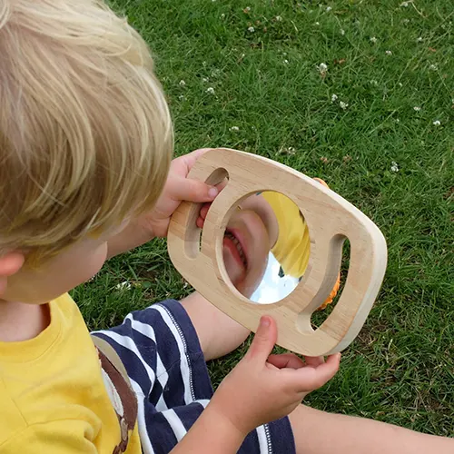Met de Tickit Easy Hold spiegel ontdekt je kindje zichzelf en de wereld op een verrassende manier. Mooi houten speelgoed vanaf 1 jaar.