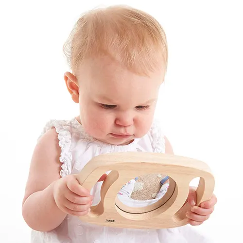 Bijzonder houten babyspeelgoed vanaf 1 jaar: de Tickit Easy Hold bolle/concave spiegel. Makkelijk vast te houden en leuk om mee te experimenteren.