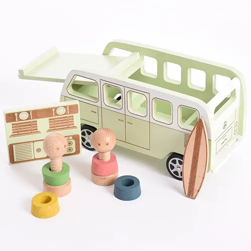 Spelen met de houten camper van Tickit wordt een echt avontuur! Inclusief 2 houten figuren, surfplank en bed/keukengedeelte. Vanaf 3 jaar.
