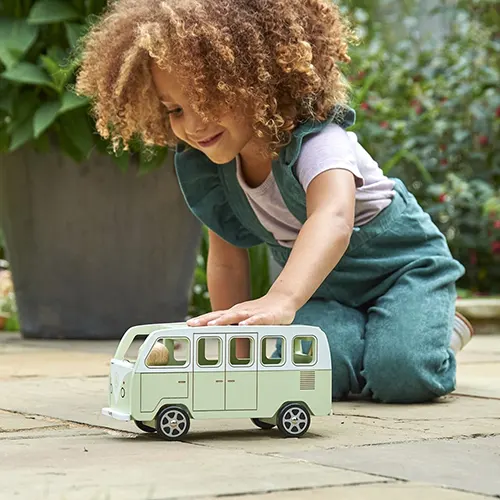 Ontdek de wereld vanuit je eigen houten camper! De Tickit Adventure Camper is ideaal voor fantasierijk spel, rollenspel en stimuleren motorische vaardigheden