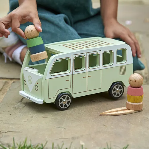 Van kamperen tot surfen: de Tickit houten Adventure Camper stimuleert fantasie, motorische vaardigheden en beschrijvende taal. Ontdek hem bij Moonwoods.