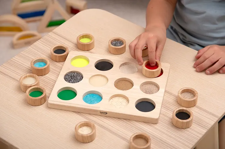 Voelen, vergelijken en matchen! Ontdek het Tickit Touch & Match Bord, een bijzonder stukje sensorisch speelgoed voor kinderen vanaf 3 jaar.
