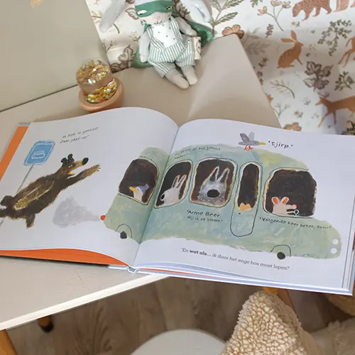 Laat je meenemen in Beers avonturen! Beer maakt zich zorgen is een humoristisch prentenboek over piekeren, gevoelens en dingen die anders lopen.