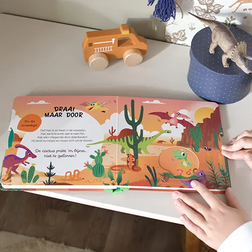Samen op avontuur in de wereld van dinosaurussen? Ontdek Draai maar door – Dino's van Lantaarn Publishers, met een draaischijf en vrolijke illustraties.