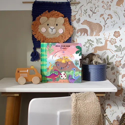 Kleine dinofans opgelet! Draai aan de schijf en ontdek steeds iets nieuws in Draai maar door – Dino's. Een interactief boek vol leesplezier.